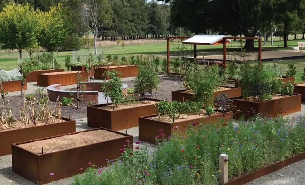 Почему ящики-кашпо подходят для любого сада?