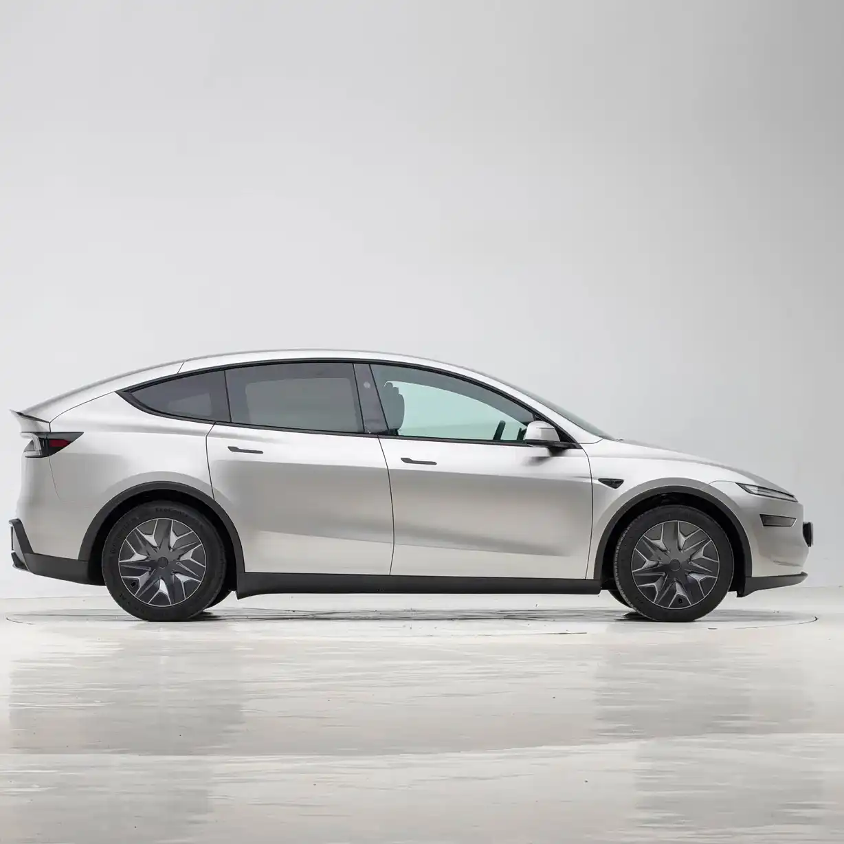 2025 Tesla Model Y L image 3