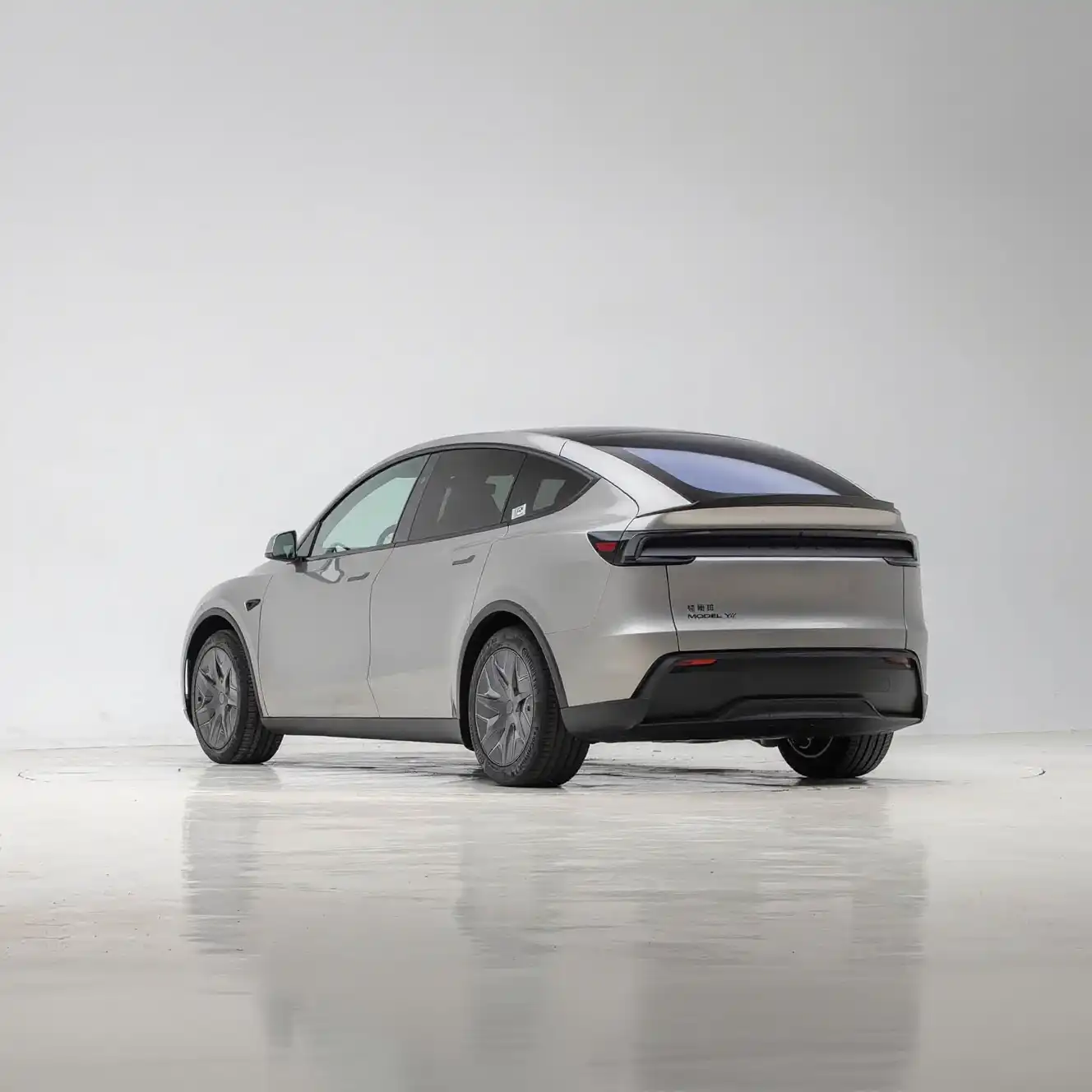 2025 Tesla Model Y L image 4