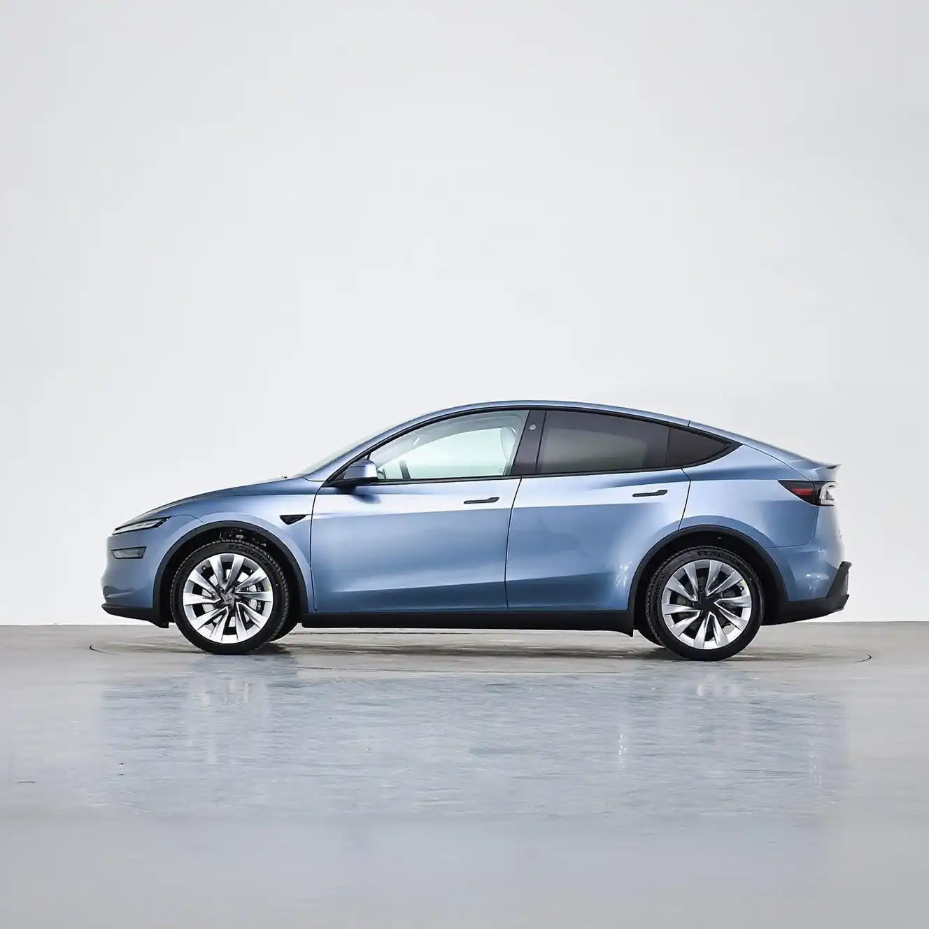 2025 Tesla Model Y image 3