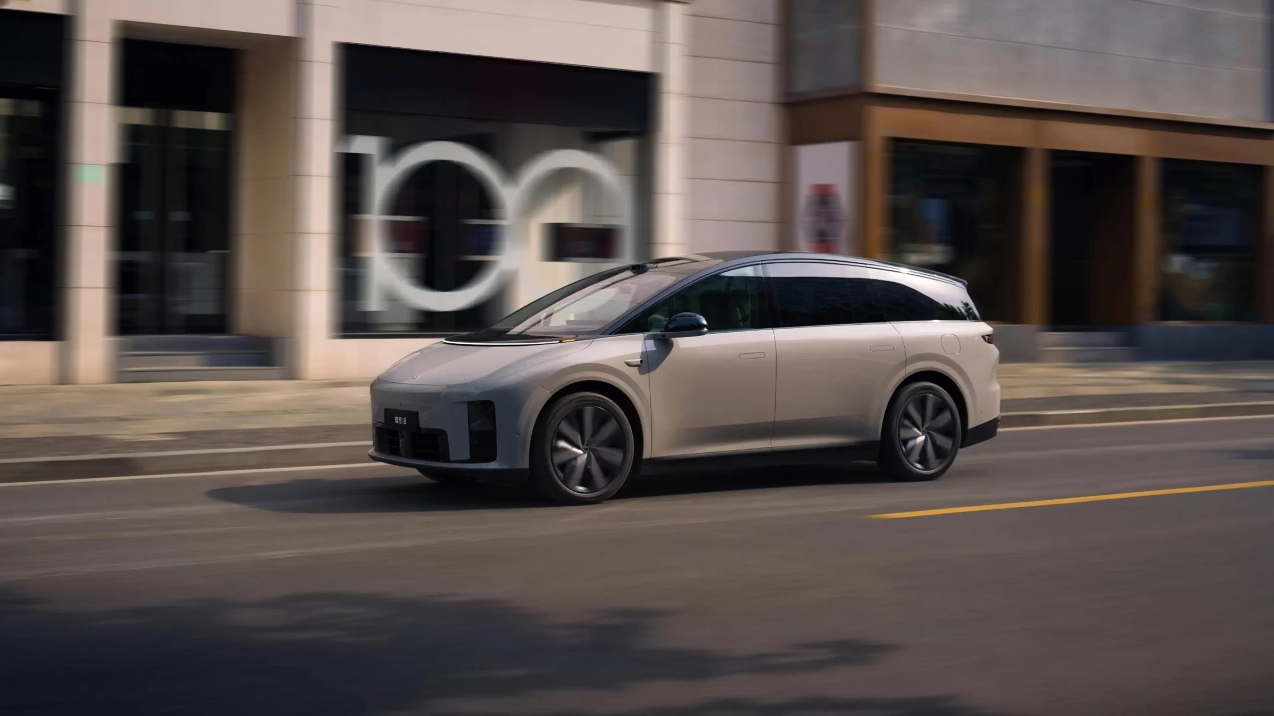 Li Auto i8 Makes Its Debut: 5C Ultra-Fast Charging + 800V Platform, Six-Seat All-Electric SUV image