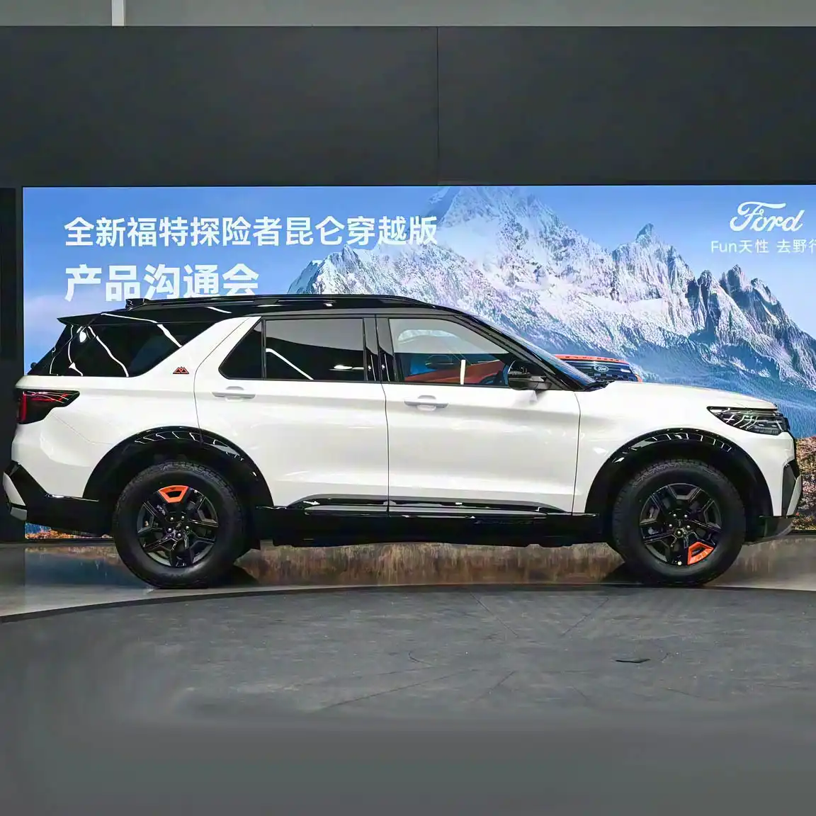 2025 New Ford Explorer 5-Seater SUV image 3