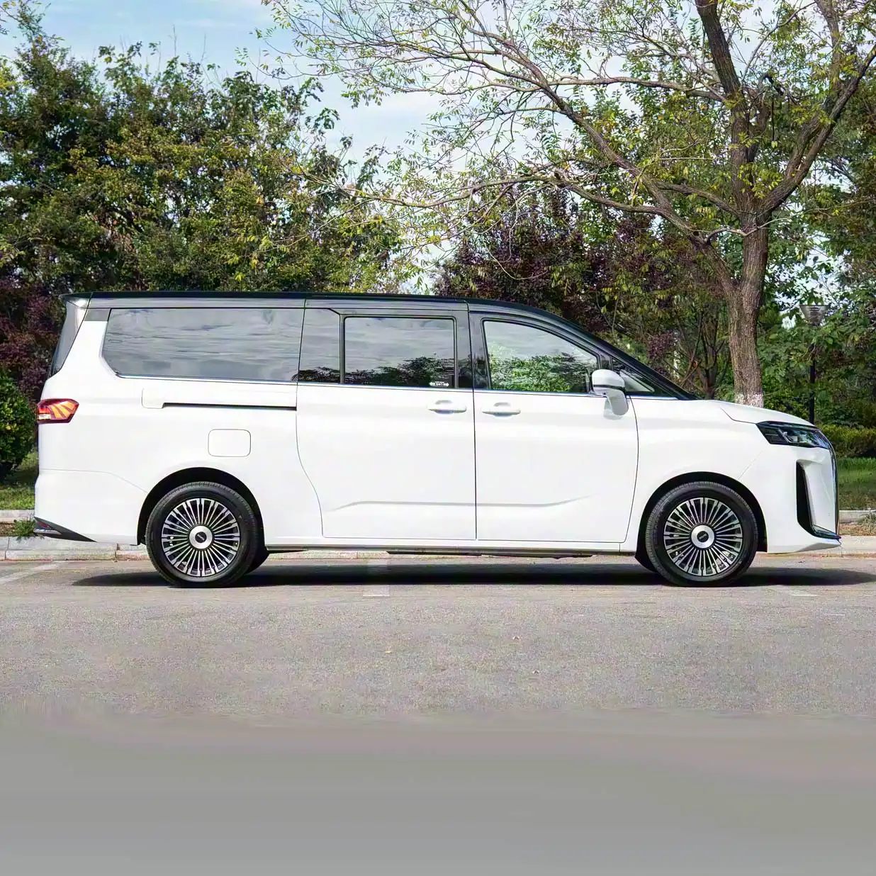 BAW Ruisheng M8 MPV 2026 image 3